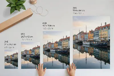 Póster de edificios coloridos que se reflejan encantadoramente en el agua