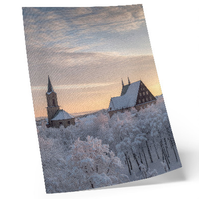 Lámina artística de alta calidad Paisaje invernal con una iglesia cubierta de nieve.