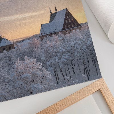 Lámina artística de alta calidad Paisaje invernal con una iglesia cubierta de nieve.
