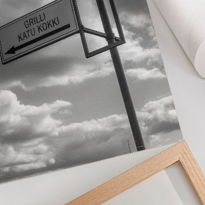 Lienzo decorativo moderno Las nubes de señales de tráfico en blanco y negro empañan la modernidad.