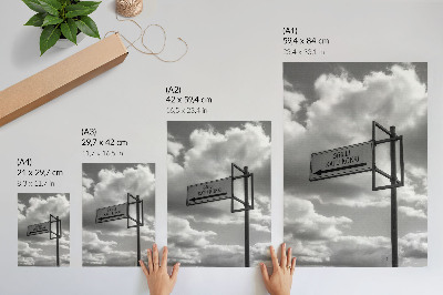 Lienzo decorativo moderno Las nubes de señales de tráfico en blanco y negro empañan la modernidad.