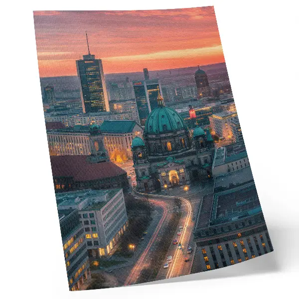 Póster de ciudad moderna al anochecer con iluminación cálida y colores saturados