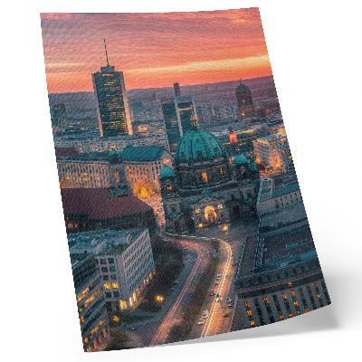 Póster con colores saturados Ciudad moderna al anochecer con iluminación cálida