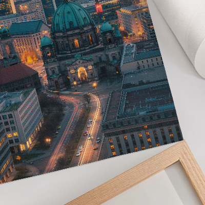 Póster con colores saturados Ciudad moderna al anochecer con iluminación cálida