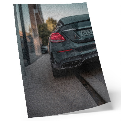 Póster Un coche elegante en un espacio urbano