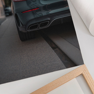 Póster Un coche elegante en un espacio urbano