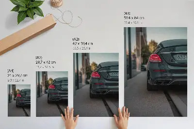 Póster un coche elegante en un entorno urbano