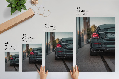 Póster Un coche elegante en un espacio urbano