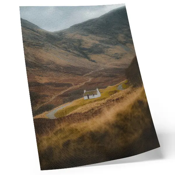Póster paisaje de montaña con una cabaña solitaria en la naturaleza