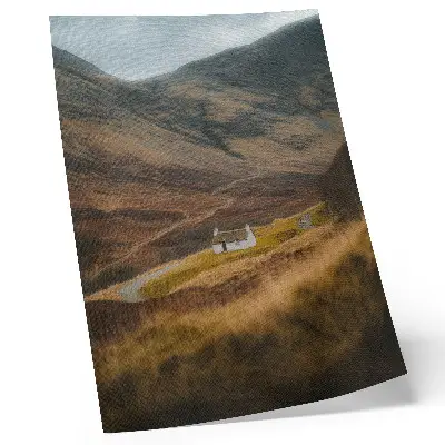 Póster paisaje de montaña con una cabaña solitaria en la naturaleza