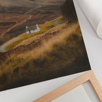 Póster Un paisaje montañoso con una cabaña solitaria en medio de la naturaleza.