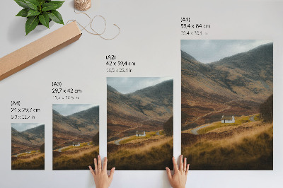 Póster Un paisaje montañoso con una cabaña solitaria en medio de la naturaleza.