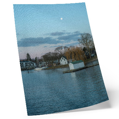 Lámina artística de alta calidad El cielo sobre el lago, las casas, la luna, los árboles