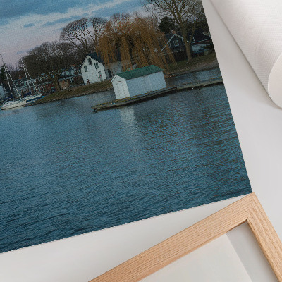 Lámina artística de alta calidad El cielo sobre el lago, las casas, la luna, los árboles