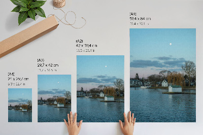 Lámina artística de alta calidad El cielo sobre el lago, las casas, la luna, los árboles