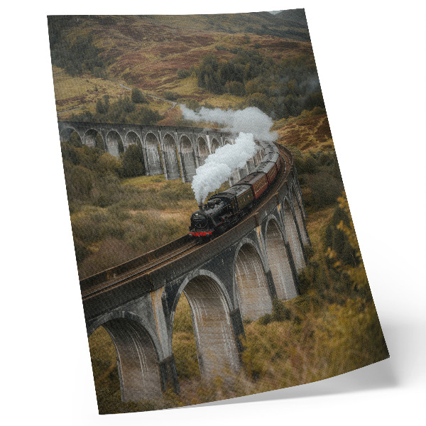 Póster con colores saturados Un tren en un puente entre verdes colinas