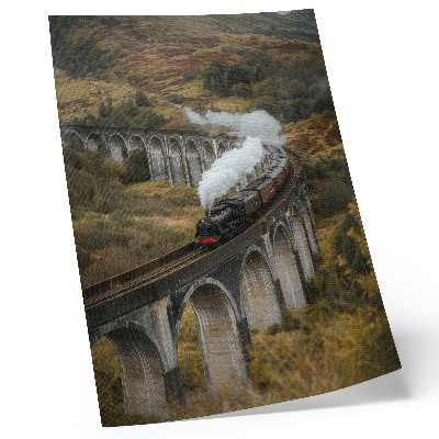 Póster con colores saturados Un tren en un puente entre verdes colinas