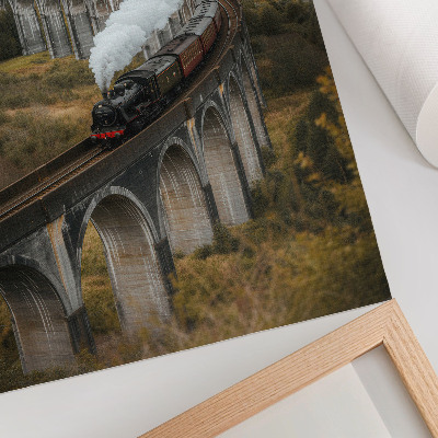 Póster con colores saturados Un tren en un puente entre verdes colinas