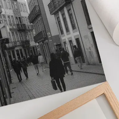 Lámina artística de alta calidad arquitectura de calle en blanco y negro con gente