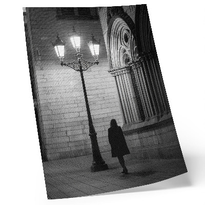 Póster de arquitectura en blanco y negro con linterna por la noche y colores saturados