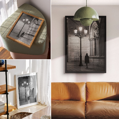 Póster de arquitectura en blanco y negro con linterna por la noche y colores saturados