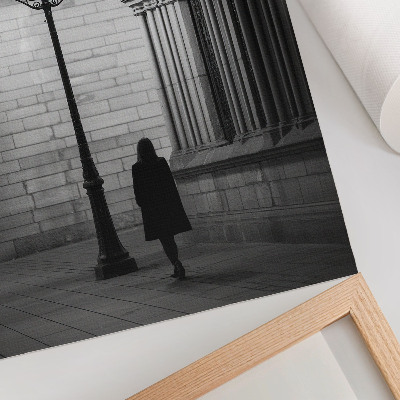 Póster de arquitectura en blanco y negro con linterna por la noche y colores saturados