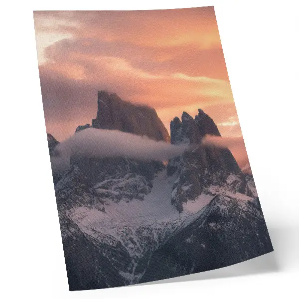 Póster montañas con sol poniente, niebla, armonía y misterio
