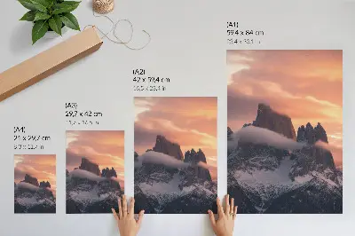 Póster montañas con sol poniente, niebla, armonía y misterio