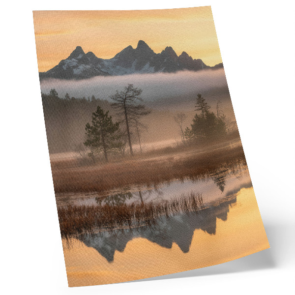 Lámina artística de alta calidad Montañas, árboles, niebla, agua en calma, reflejo