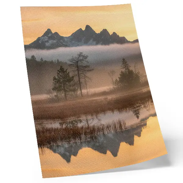 Lámina artística de alta calidad montañas con árboles, niebla y reflejo en el agua