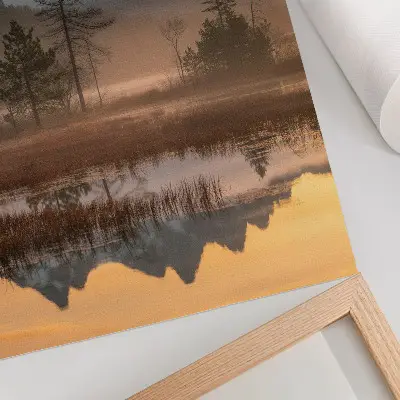 Lámina artística de alta calidad montañas con árboles, niebla y reflejo en el agua