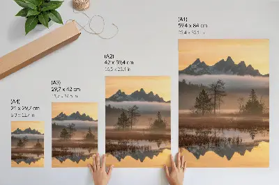 Lámina artística de alta calidad montañas con árboles, niebla y reflejo en el agua