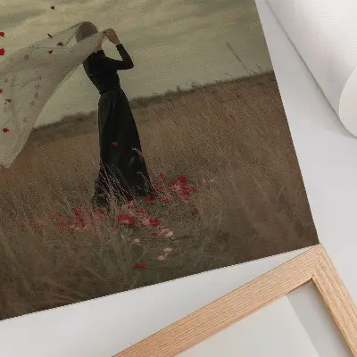 Lienzo decorativo moderno figura en un campo de pétalos rojos