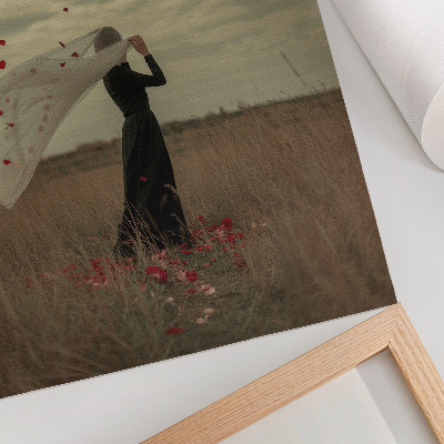 Lienzo decorativo moderno Una figura en un campo entre pétalos rojos.