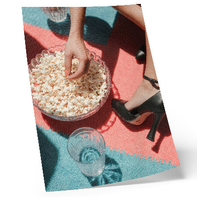 Póster con colores saturados Alfombra colorida, palomitas de maíz, vaso, figura elegante