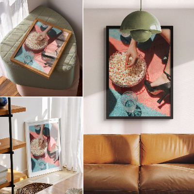 Póster con colores saturados Alfombra colorida, palomitas de maíz, vaso, figura elegante