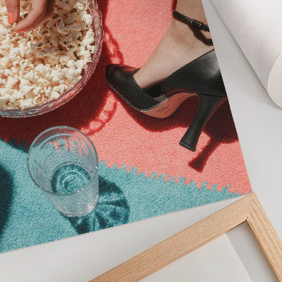Póster con colores saturados Alfombra colorida, palomitas de maíz, vaso, figura elegante