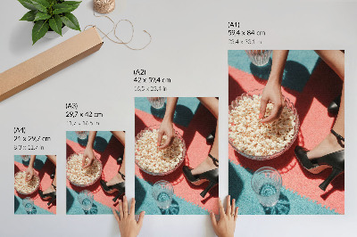Póster con colores saturados Alfombra colorida, palomitas de maíz, vaso, figura elegante