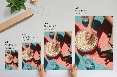 Póster de diseño colorido con motivos de palomitas de maíz, vaso y figura elegante de colores saturados