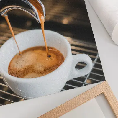 Lienzo decorativo moderno bebida expresiva en vaso blanco