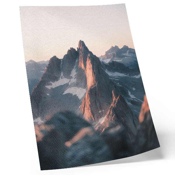 Lámina artística de alta calidad Montañas a la luz del atardecer, tonos pastel.