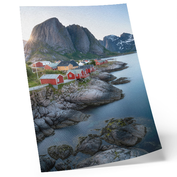 Póster con colores saturados Cabañas junto al mar, montañas, paz, naturaleza, paisaje