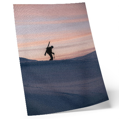 Lámina artística de alta calidad Esquiador contra un cielo rosado en un paisaje invernal.