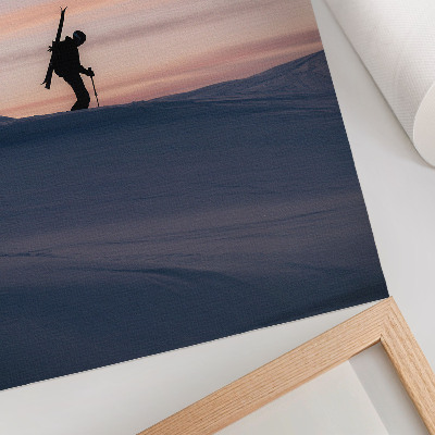 Lámina artística de alta calidad Esquiador contra un cielo rosado en un paisaje invernal.