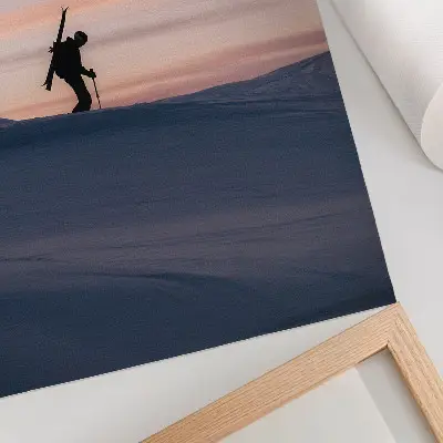Lámina artística de alta calidad esquiador frente a un cielo rosado en un paisaje invernal