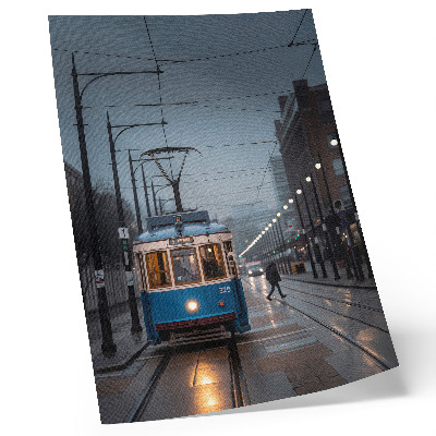 Póster con colores saturados Tranvía azul, día lluvioso, vida en la ciudad