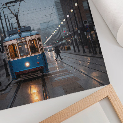 Póster con colores saturados Tranvía azul, día lluvioso, vida en la ciudad