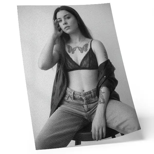 Lámina artística de alta calidad retrato monocromático con estilo minimalista