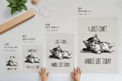 Póster un gatito sobre un fondo gris en estilo minimalista