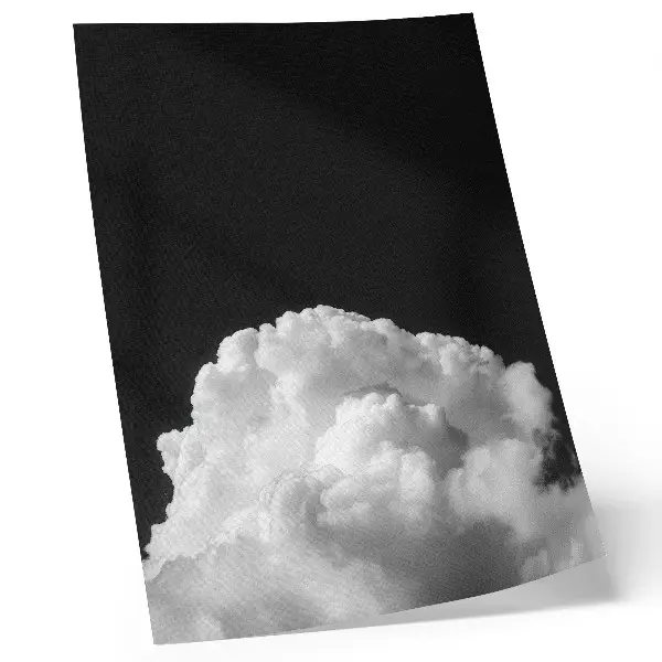 Póster de nubes sobre fondo negro con colores saturados sin detalles innecesarios